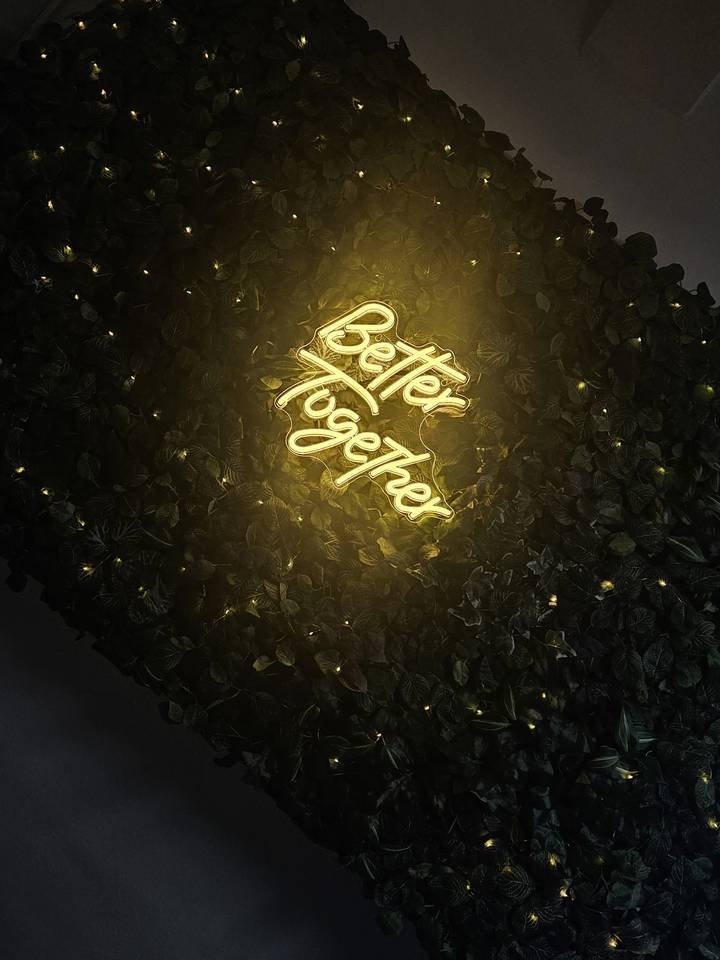 Zöldfal és neon